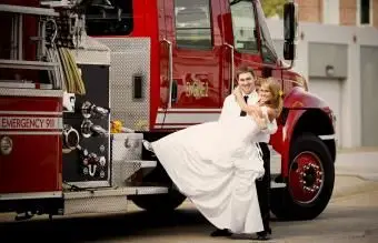 Couple devant un camion de pompiers