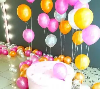 床を飾るカラフルな風船