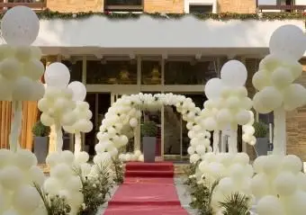 伝統的なバルーン結婚式の入り口のアーチ