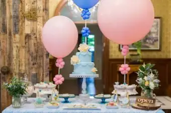 ピンクの風船とケーキテーブル