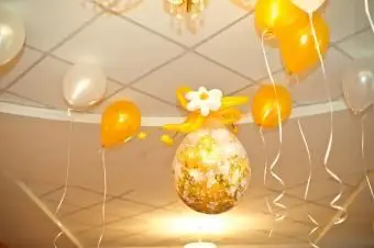 天井に黄色と白の風船