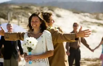 Couple de jeunes mariés en train de rire