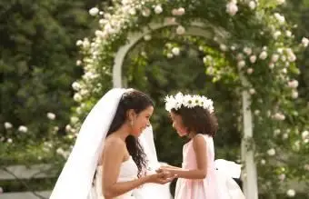 Mariée avec fille de fleur