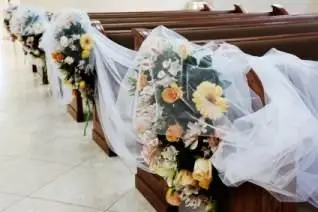 教会の会衆席の結婚式の装飾