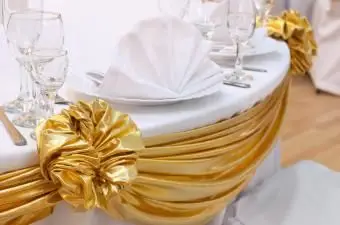 https://cf.ltkcdn.net/weddings/images/slide/169139-850x563-table-swags.webp