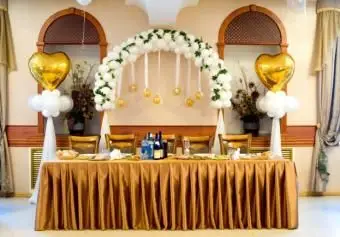 https://cf.ltkcdn.net/weddings/images/slide/145321-623x434r1-HeadTableBalloons2.webp