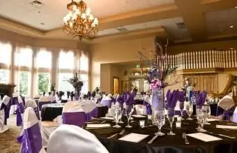 Vrcholky fialových kvetov na letné svadby