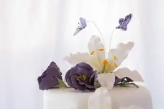 Motyle ozdoby na torcie weselnym