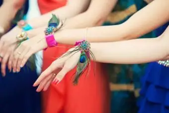 ブレスレットと花嫁介添人の手