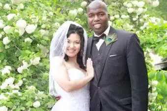 庭の結婚式の場所で孔雀