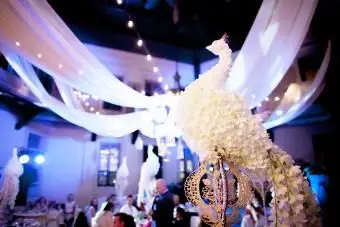 白孔雀の羽とバラの花束