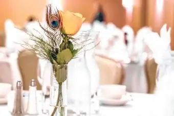 孔雀の羽と白いウエディングケーキ