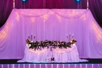 Table de mariage au restaurant avec composition florale