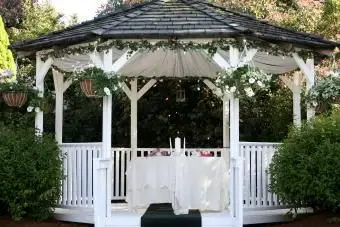 altánok so závesnými košmi