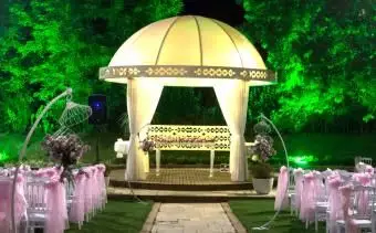 kupolový altánok v noci