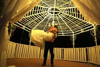 pár tancujúci v altánku