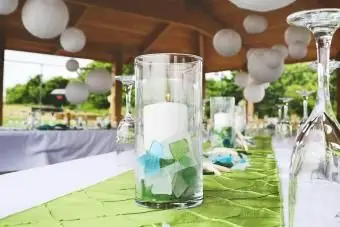https://cf.ltkcdn.net/weddings/images/slide/249472-1200x800-candle-centerpiece.webp