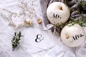 svadobné stolné kancelárske potreby s eukalyptom, stuhami, bielymi tekvicami a kvetmi gypsophily