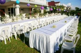 Mesas em ambiente de casamento ao ar livre