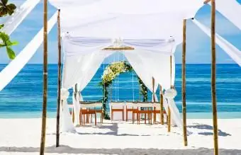 Cenário de casamento na praia
