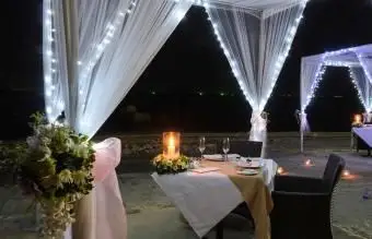 Jantar romântico na praia à noite