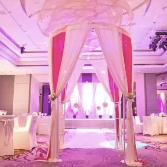 Interior de um salão interno para recepção de casamento