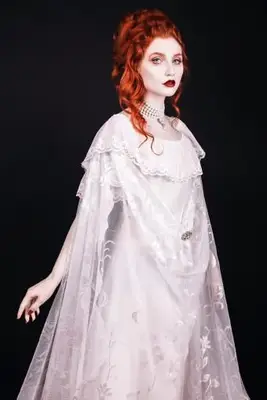 Ryšavá žena v bielych šatách s bledou pokožkou