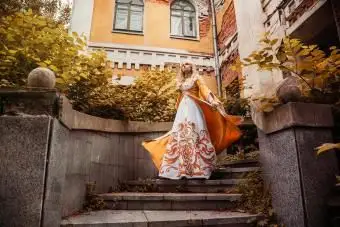 Nevesta v dobových šatách na halloweensku svadbu