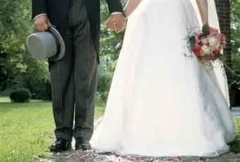 Ženích a nevesta stoja ruka v ruke