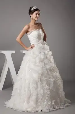 https://cf.ltkcdn.net/weddings/images/slide/190870-566x850-sweetheart-ruffles.webp