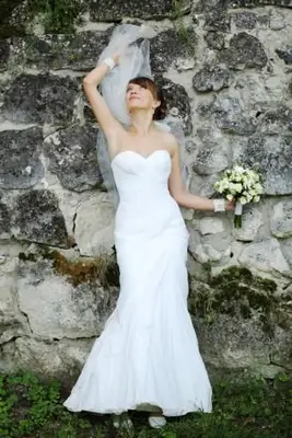 恋人のネックラインのウェディングドレスの写真