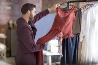 Homme regardant robe en boutique