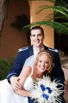 Novios y novios de boda militar