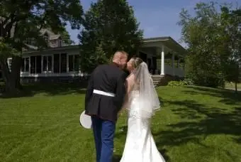 Novio marino besando a la novia