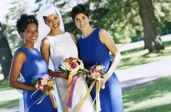 Mariée avec demoiselles d'honneur