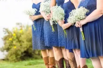 Petite cérémonie de mariage à thème blanc et bleu