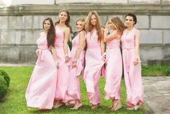 Belles demoiselles d'honneur en robes roses