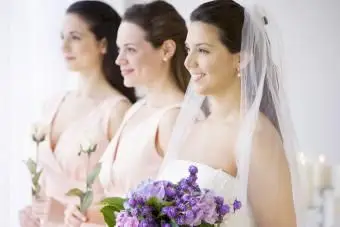 Mariée et demoiselles d'honneur en ligne