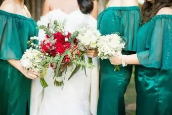 mariée avec demoiselle d'honneur tenant le bouquet