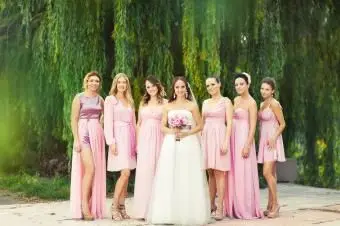 Mariée avec demoiselles d'honneur en robes roses