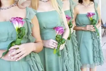 Demoiselles d'honneur tenant des bouquets de fleurs
