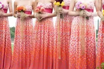 Demoiselles d'honneur portant des robes à motifs rouges assorties