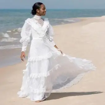 ビーチで若い女性