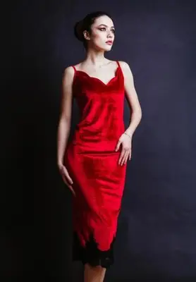 赤いベルベットのドレスを着た女性