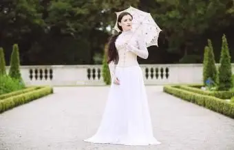 白いビクトリア朝のドレスの女性