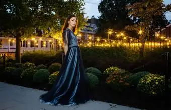 城でファッションドレスを着ている女性