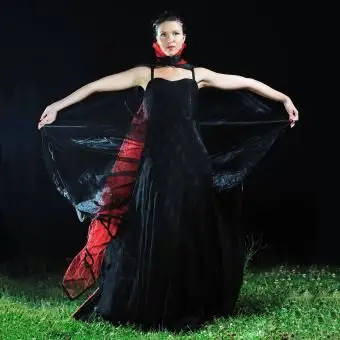 黒のウェディングドレスの美しい花嫁