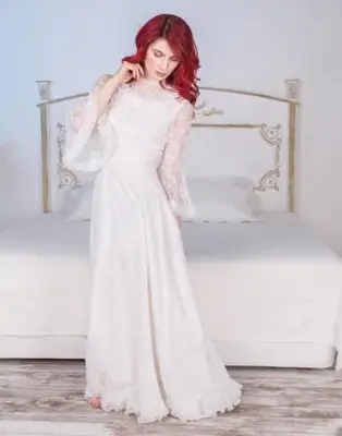 白いドレスのルネッサンスの女性