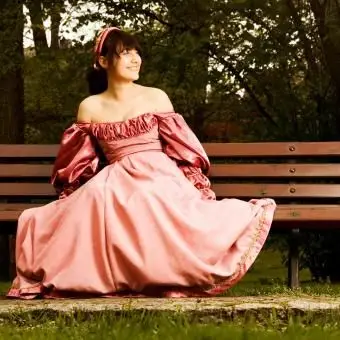 Panna młoda w antycznej różowej sukni ślubnej