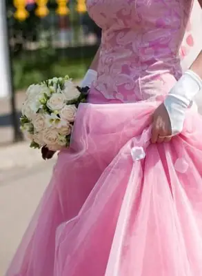 Panna młoda ubrana w odważną różową suknię ślubną